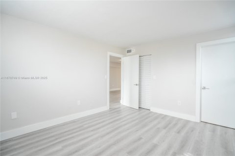 Apartment in Miami Beach, Florida 2 bedrooms, 92.9 sq.m. № 1925366 - photo 22