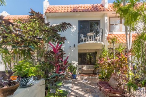 Condo in Miami Shores, Florida, 2 bedrooms № 1957216 - photo 4