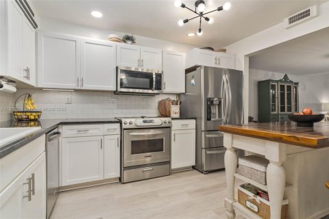 Condo in Miami Shores, Florida, 2 bedrooms № 1957216 - photo 1