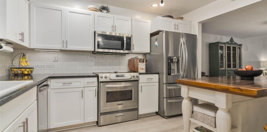 Condo in Miami Shores, Florida, 2 bedrooms № 1957216