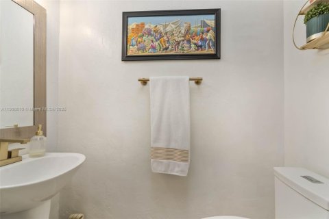 Condo in Miami Shores, Florida, 2 bedrooms № 1957216 - photo 13