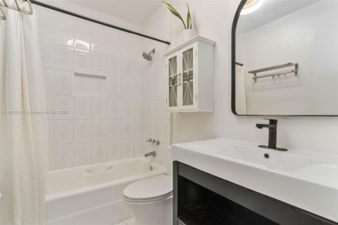 Condo in Miami Shores, Florida, 2 bedrooms № 1957216 - photo 20