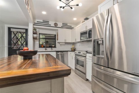 Condo in Miami Shores, Florida, 2 bedrooms № 1957216 - photo 11