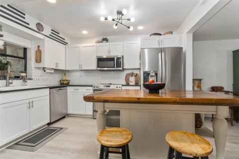 Condo in Miami Shores, Florida, 2 bedrooms № 1957216 - photo 12