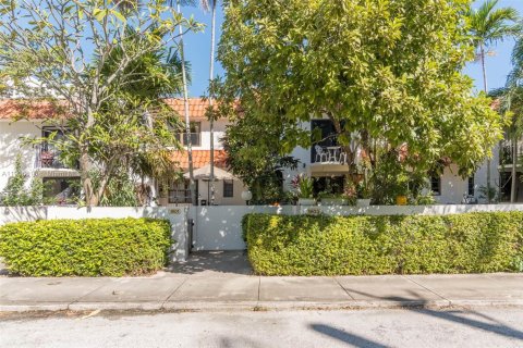 Condo in Miami Shores, Florida, 2 bedrooms № 1957216 - photo 2