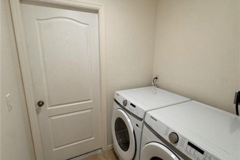 House in Cape Coral, Florida 3 bedrooms, 111.95 sq.m. № 2214371 - photo 11