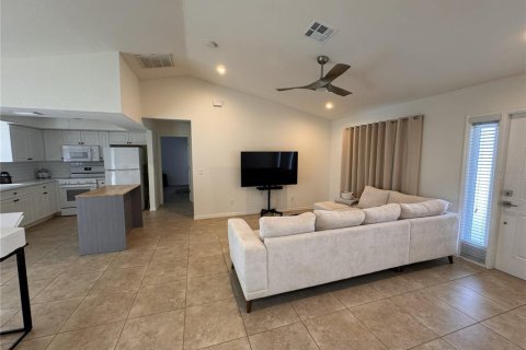 House in Cape Coral, Florida 3 bedrooms, 111.95 sq.m. № 2214371 - photo 2