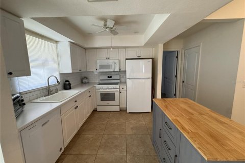 House in Cape Coral, Florida 3 bedrooms, 111.95 sq.m. № 2214371 - photo 3