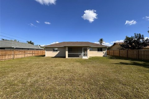 House in Cape Coral, Florida 3 bedrooms, 111.95 sq.m. № 2214371 - photo 12