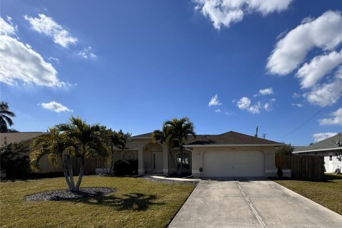 House in Cape Coral, Florida 3 bedrooms, 111.95 sq.m. № 2214371
