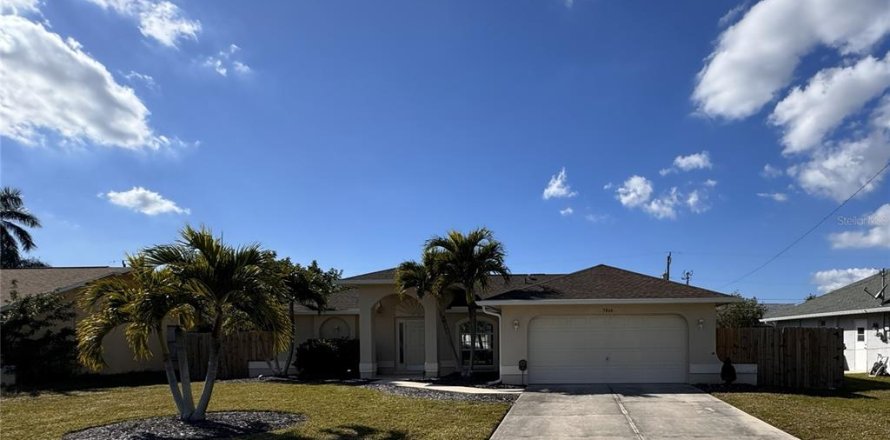 House in Cape Coral, Florida 3 bedrooms, 111.95 sq.m. № 2214371