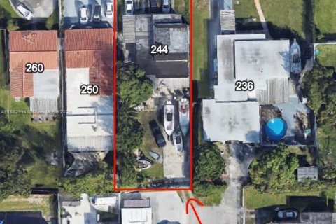 House in Hialeah, Florida 5 bedrooms, 134.06 sq.m. № 2013652 - photo 2