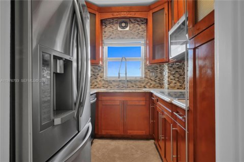 Condo in Miami Beach, Florida, 1 bedroom  № 2040541 - photo 11