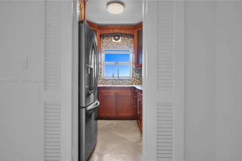 Condo in Miami Beach, Florida, 1 bedroom  № 2040541 - photo 10