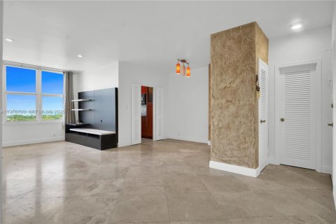 Condo in Miami Beach, Florida, 1 bedroom  № 2040541 - photo 15