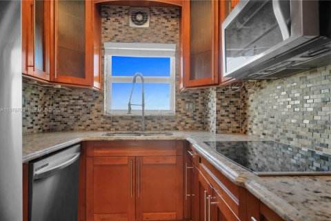 Condo in Miami Beach, Florida, 1 bedroom  № 2040541 - photo 12