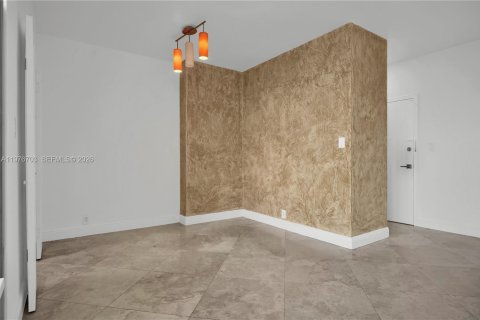 Condo in Miami Beach, Florida, 1 bedroom  № 2040541 - photo 9