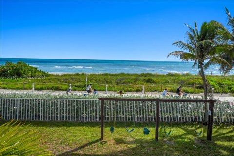 Condo in Miami Beach, Florida, 1 bedroom  № 2040541 - photo 29