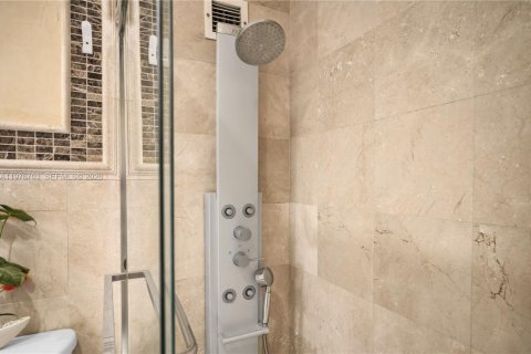 Condo in Miami Beach, Florida, 1 bedroom  № 2040541 - photo 21