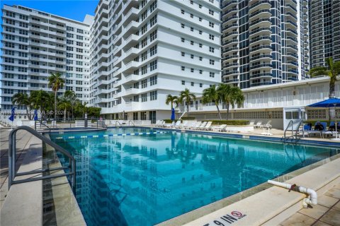 Condo in Miami Beach, Florida, 1 bedroom  № 2040541 - photo 24