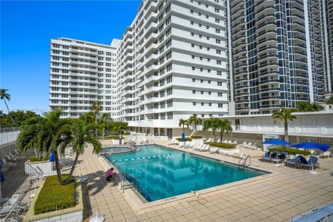 Condo in Miami Beach, Florida, 1 bedroom  № 2040541 - photo 1