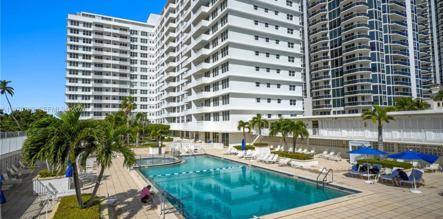 Condo in Miami Beach, Florida, 1 bedroom  № 2040541