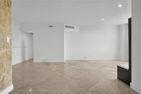 Condo in Miami Beach, Florida, 1 bedroom  № 2040541 - photo 14
