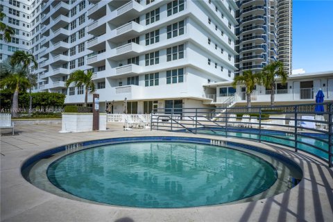 Condo in Miami Beach, Florida, 1 bedroom  № 2040541 - photo 26