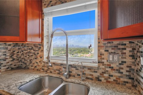 Condo in Miami Beach, Florida, 1 bedroom  № 2040541 - photo 13