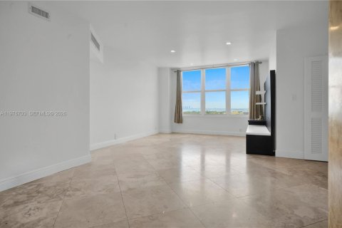 Condo in Miami Beach, Florida, 1 bedroom  № 2040541 - photo 3