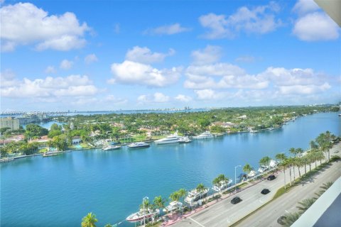 Condo in Miami Beach, Florida, 1 bedroom  № 2040541 - photo 17