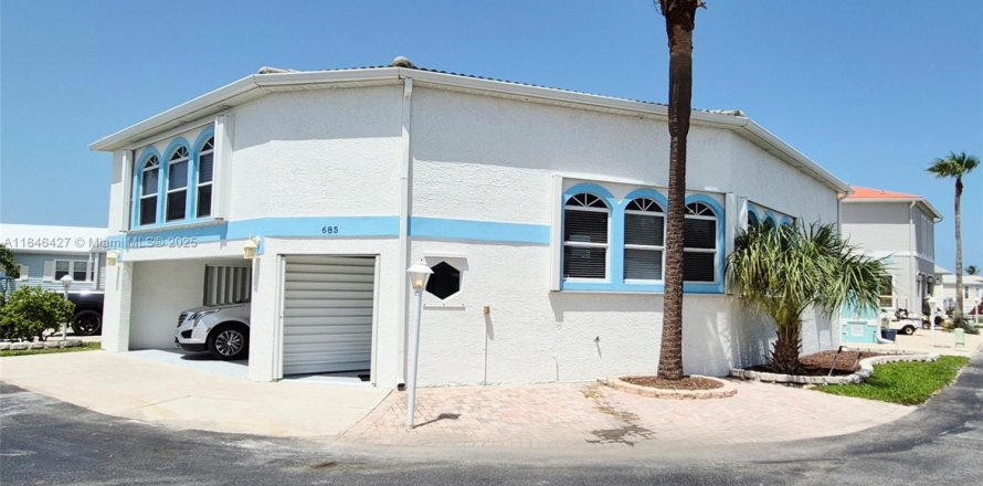 House in Jensen Beach, Florida 2 bedrooms, 115.2 sq.m. № 1845648