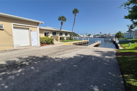House in Jensen Beach, Florida 2 bedrooms, 115.2 sq.m. № 1845648 - photo 12