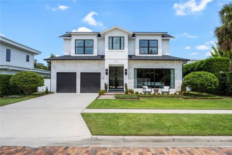 House in Winter Park, Florida 3 bedrooms, 251.11 sq.m. № 2323206