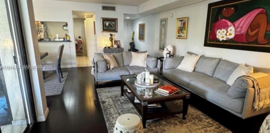 Condominio en Miami, Florida, 2 dormitorios  № 2000450
