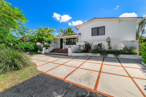 House in Wilton Manors, Florida 3 bedrooms, 172.24 sq.m. № 2417264