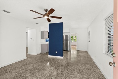 House in Saint Petersburg, Florida 2 bedrooms, 111.48 sq.m. № 2324746 - photo 6
