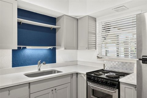 House in Saint Petersburg, Florida 2 bedrooms, 111.48 sq.m. № 2324746 - photo 9