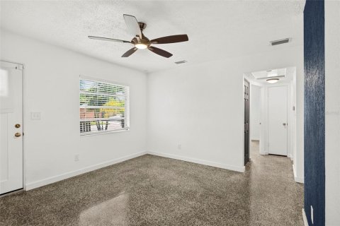 House in Saint Petersburg, Florida 2 bedrooms, 111.48 sq.m. № 2324746 - photo 3