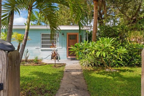 House in Saint Petersburg, Florida 2 bedrooms, 111.48 sq.m. № 2324746