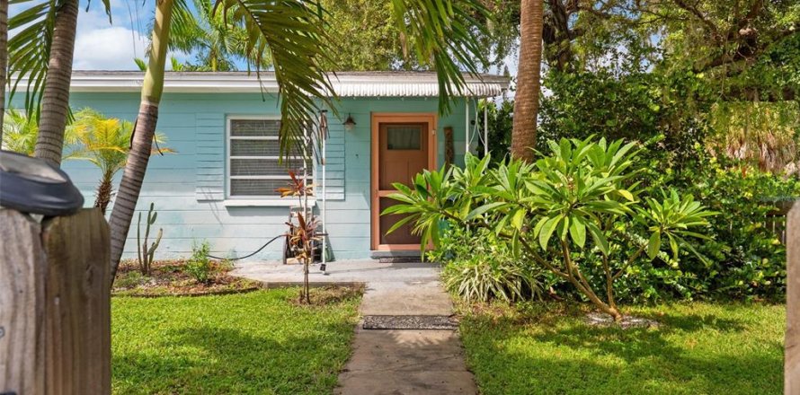 House in Saint Petersburg, Florida 2 bedrooms, 111.48 sq.m. № 2324746