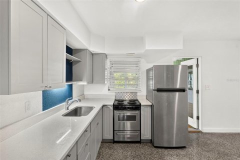 House in Saint Petersburg, Florida 2 bedrooms, 111.48 sq.m. № 2324746 - photo 8