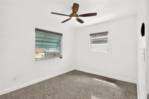 House in Saint Petersburg, Florida 2 bedrooms, 111.48 sq.m. № 2324746 - photo 11