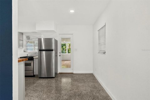 House in Saint Petersburg, Florida 2 bedrooms, 111.48 sq.m. № 2324746 - photo 7
