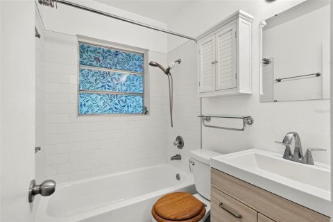 House in Saint Petersburg, Florida 2 bedrooms, 111.48 sq.m. № 2324746 - photo 14