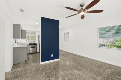 House in Saint Petersburg, Florida 2 bedrooms, 111.48 sq.m. № 2324746 - photo 10