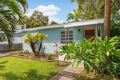 House in Saint Petersburg, Florida 2 bedrooms, 111.48 sq.m. № 2324746 - photo 2