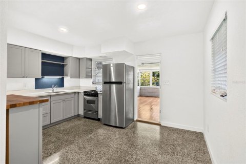 House in Saint Petersburg, Florida 2 bedrooms, 111.48 sq.m. № 2324746 - photo 4