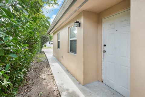 Commercial property in Hallandale Beach, Florida 192.49 sq.m. № 1945491 - photo 11