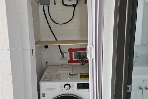 Propiedad comercial en venta en Hallandale Beach, Florida, 192.49 m2 № 1945491 - foto 23